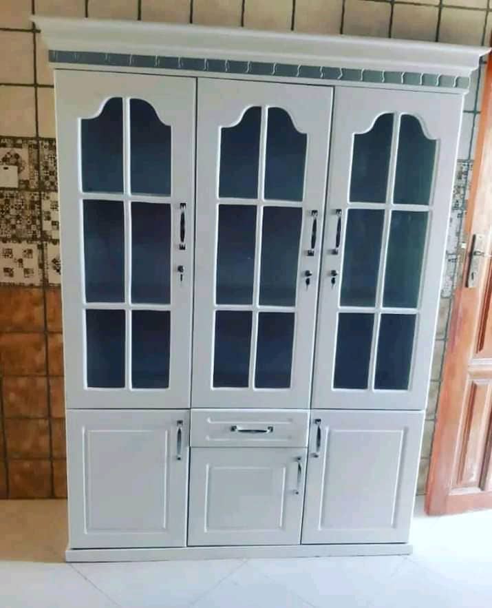 Kabati la vyombo milango mitatu