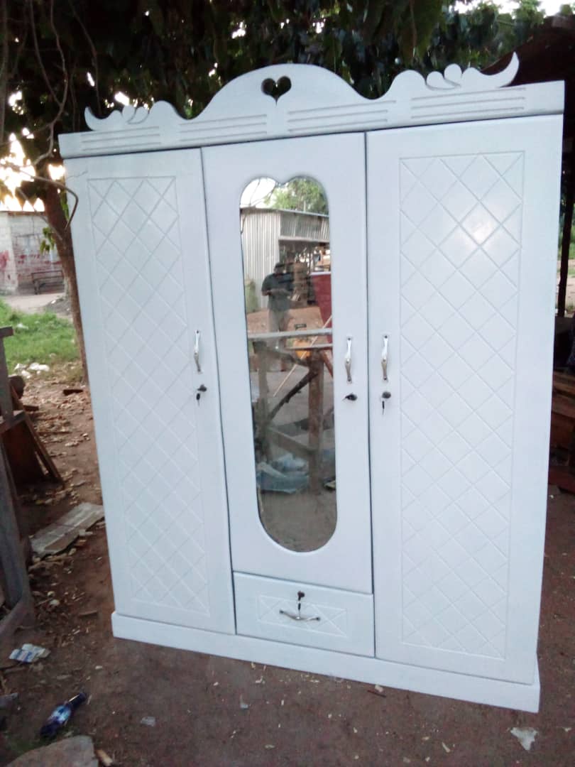 Kabati la nguo milango mitatu